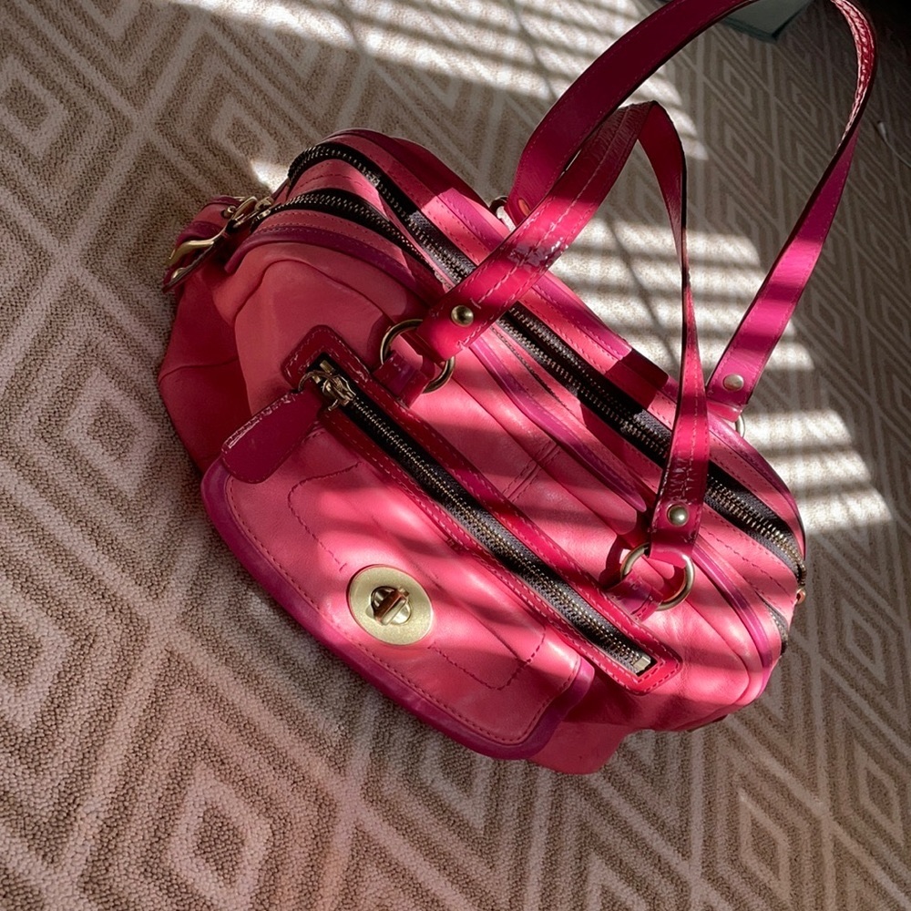 COACH Pink two toned everyday COACH SUMMER bag. Beautiful leather, gold accents